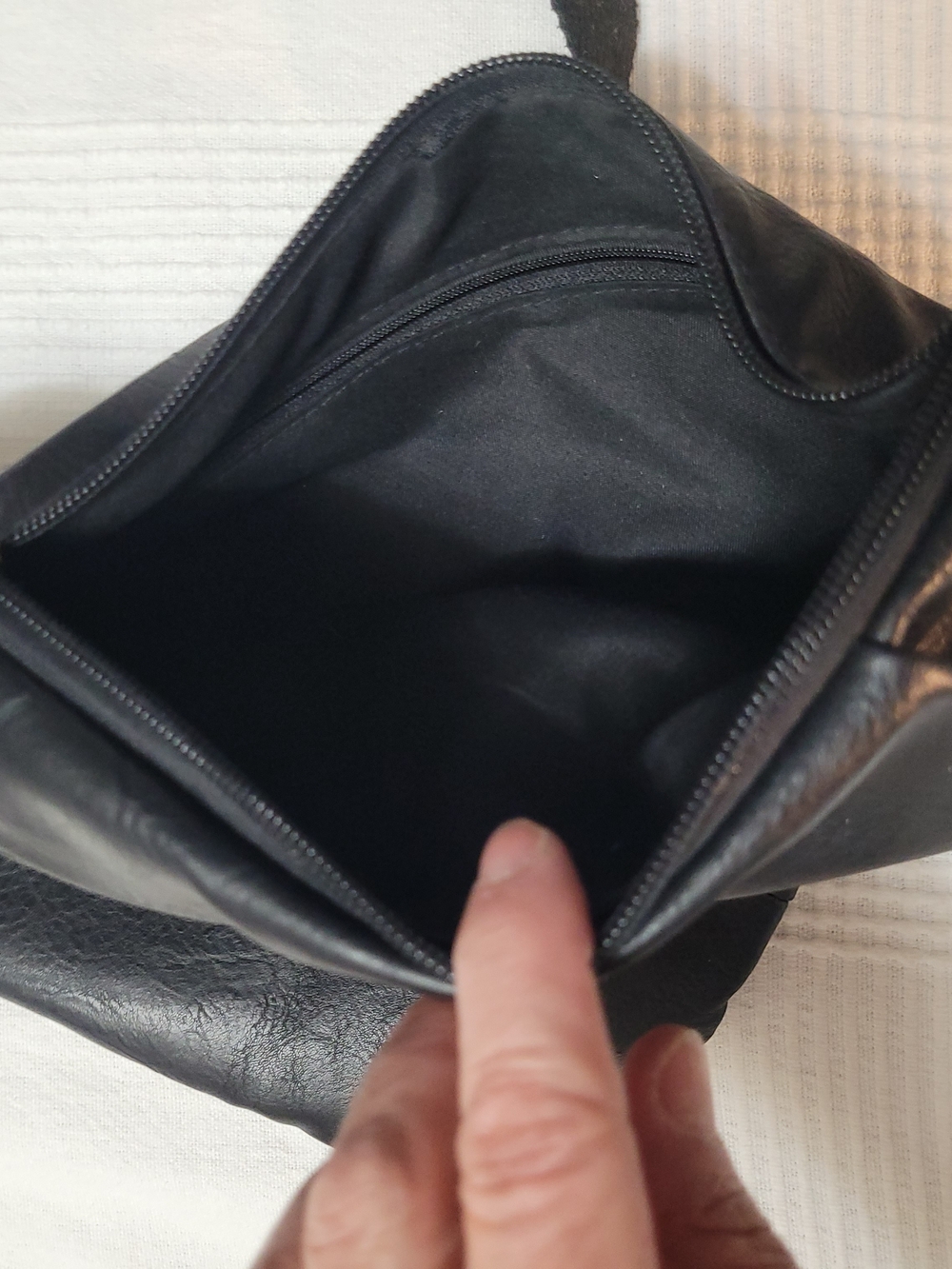 ⭐️  3/10$ Black Crossbody Sling Bag - Sleek Everyday Carry - Picture 4 of 9